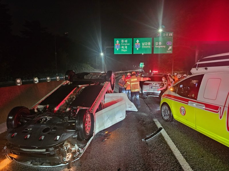 동해고속도로서 온라인 카지노 사이트 2대 추돌…뒤따르던 온라인 카지노 사이트 2대도 '쾅'