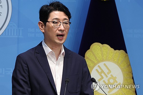 예능 출연 두고 여야 고소·고발전…"촬영 시점 은폐" "명백한 허위"