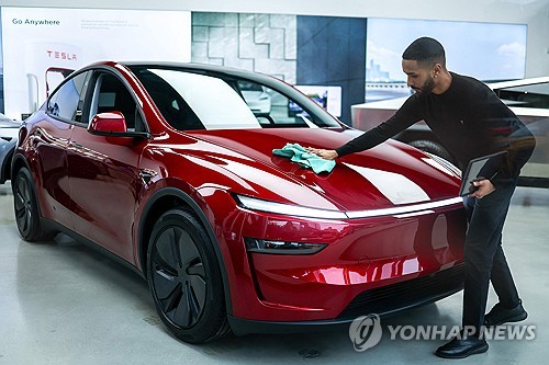 테슬라, ‘저가형 모델Y’ 전격 공개…5천달러 인하