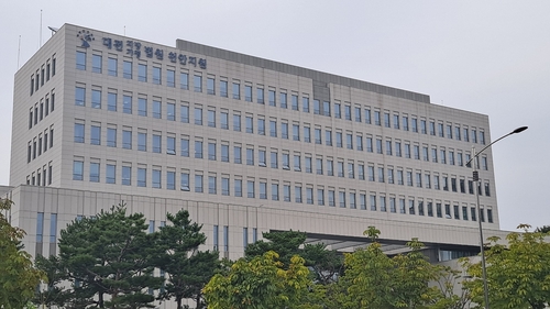 10대 아들 모텔에 나흘 방치한 중국 국적 친모…법원 "한 번 더 기회"