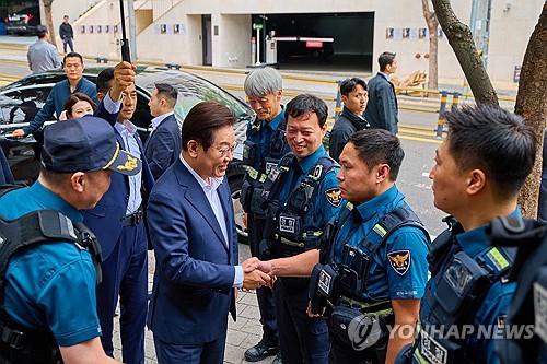 이 대통령, 휴가 중 국정자원 찾아…복구 점검하고 근무자 격려