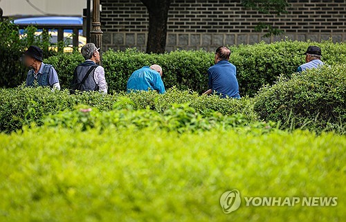 '돈 안 쓰는 노인'은 옛말?…노년층 씀씀이 증가율, 젊은층 2배