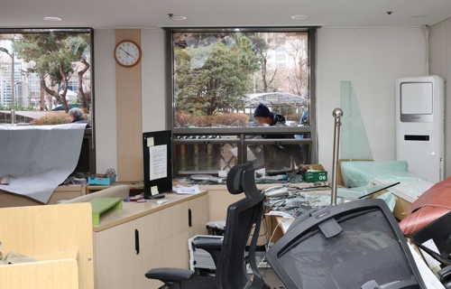 <em class='find'서부지법</em 온라인카지노 불법 벳무브 '녹색점퍼남' 징역 3년으로 감형