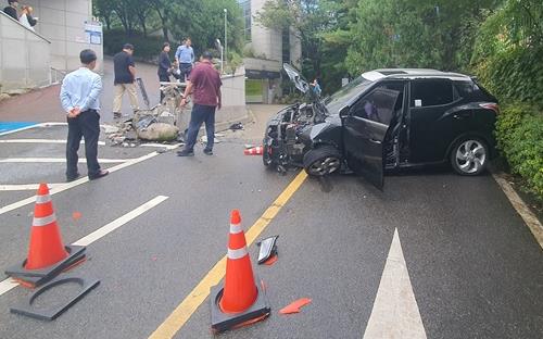 한국 no.1 온라인카지노에 대학캠퍼스 구조물에 차량 돌진한 30대 검거