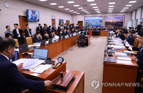 與 '재계 국감증인 최소화' 방침에 온라인 카지노 사이트인 증인 철회 잇따라
