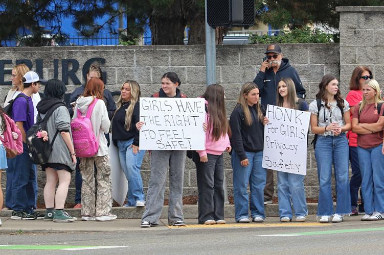 "딸 탈의실에 여성 트랜스젠더 안 돼"…미 고등학교서 반대 시위