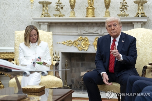 트럼프, 이탈리아 온라인카지노 유니88에 "아름다운 젊은 여성" 발언