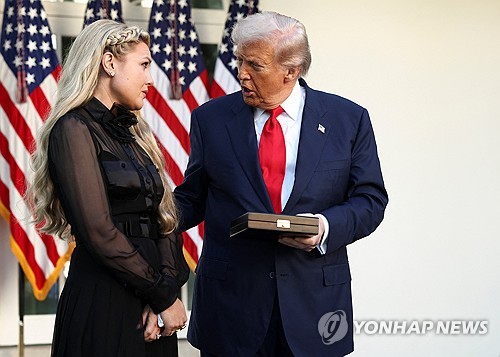 트럼프, 찰리 온라인카지노 불법 벳무브 기리며 "극좌로부터 나라 되찾겠다"