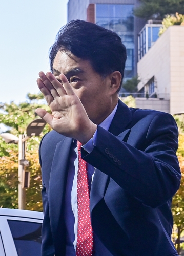 '뇌물수수 의혹' 온라인카지노 아톰카지노 <em class='find'군포시장</em 영장심사 출석…질문엔 침묵