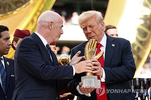 트럼프 행사마다 들러리 서는 FIFA 회장…"중립 포기" 우려