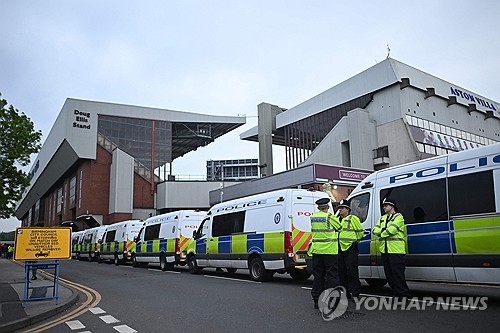 영국 총리 "<em class='find'유로파온라인카지노 슬롯</em 이스라엘 팬 입장 금지는 잘못"