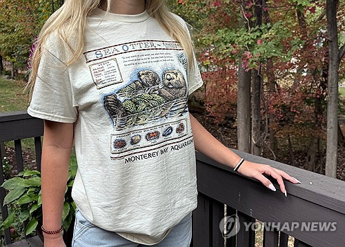 테일러 스위프트 파급력 또 입증…낡은 티셔츠 한장에 33억원 모여