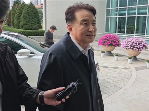 경찰,'돈 <em class='find'온라인카지노 유니88</em 수수 혐의' 김영환 충북지사 소환 조사