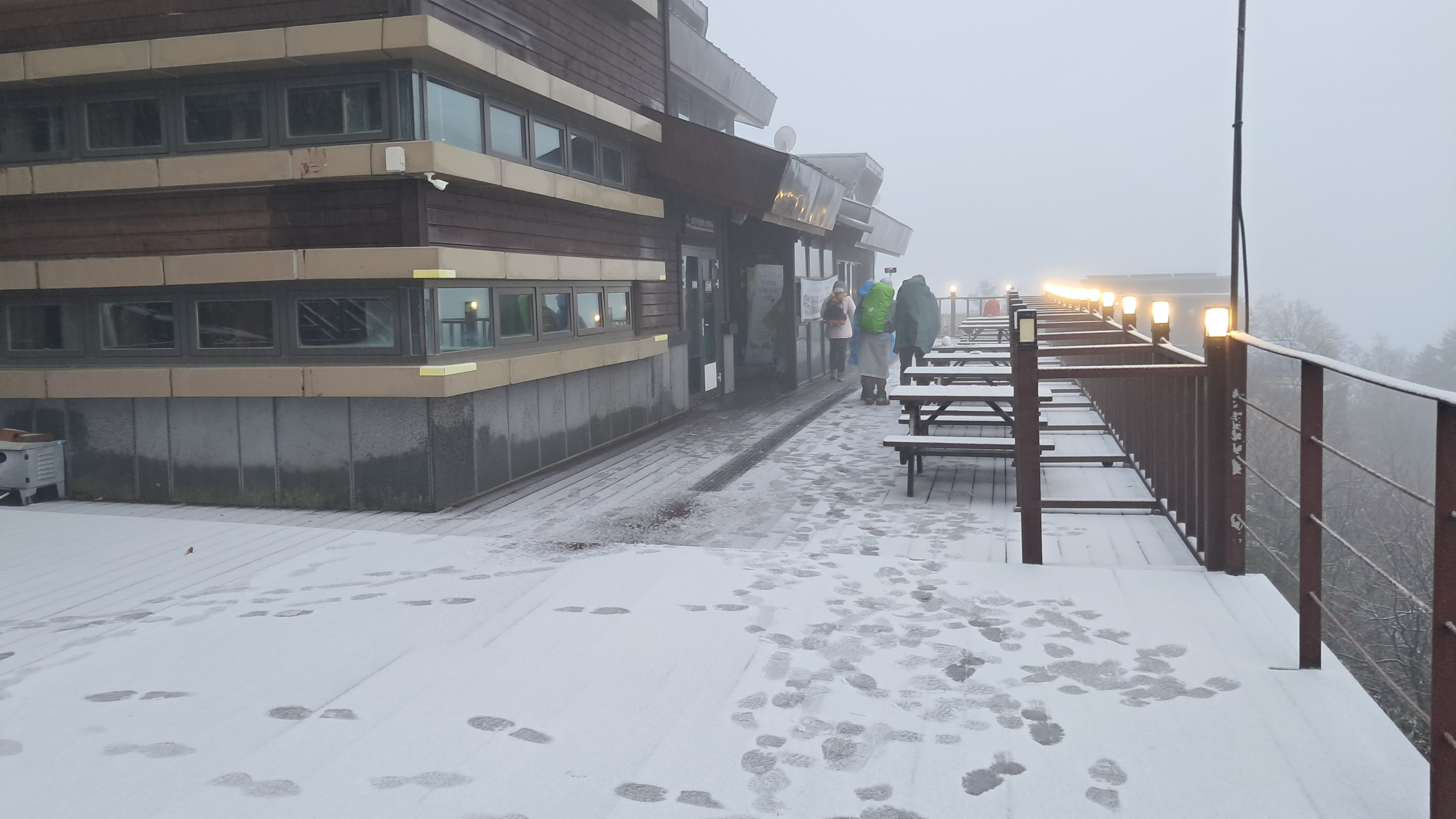 '겨울왕국' 첫눈 내린 설악산…중청대피소 1㎝ 쌓여