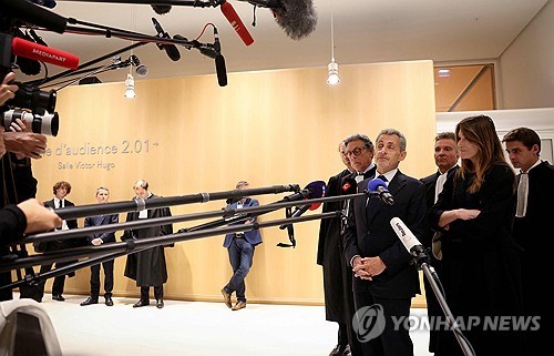 '뒷돈 공모' <em class='find'온라인카지노 경찰</em, 수감 앞두고 "감옥 두렵지 않아…책 쓸 것"