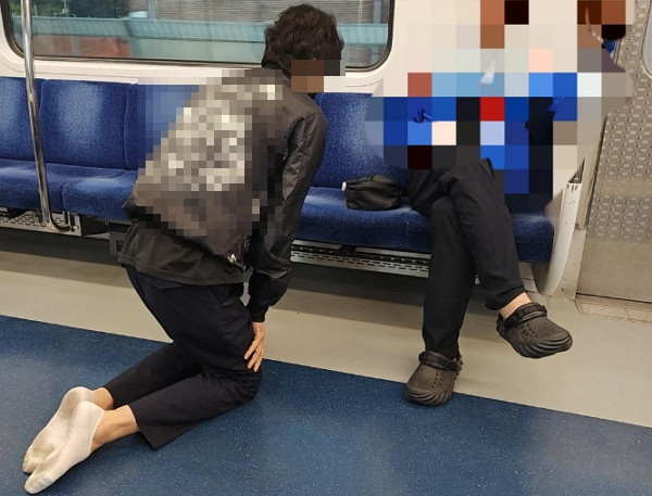 지하철서 무릎 꿇고 사과한 바카라 카지노남…"LA에서 왔습니다, 충성!" 횡설수설