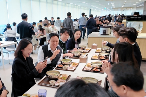 <em class='find'정기선</em HD현대 카지노사이트 추천, 취임 첫날 직원들과 구내식당 점심