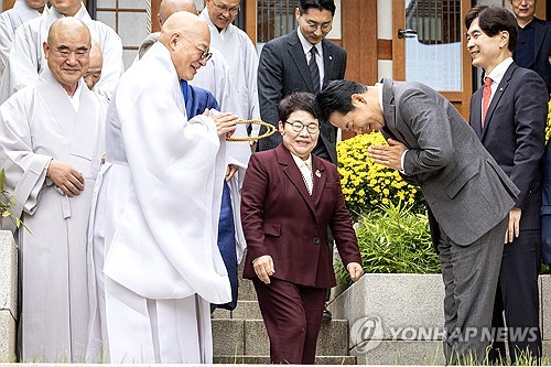 <em class='find'온라인카지노 불법</em 다시 찾은 장동혁, 진우스님에 '합장'…"오해 풀어야"