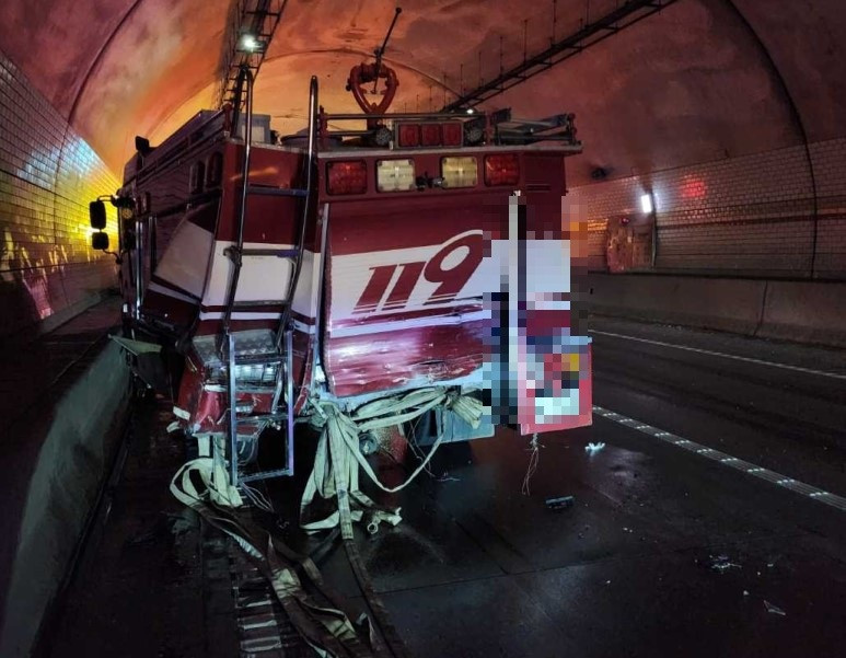 교통사고 수습 중이던 소방차 SUV가 들이받아…운전자 등 부상