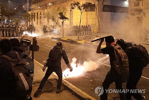 'Z세대 <em class='find'우리 카지노</em 격화' 페루 수도에 국가 비상사태 선포