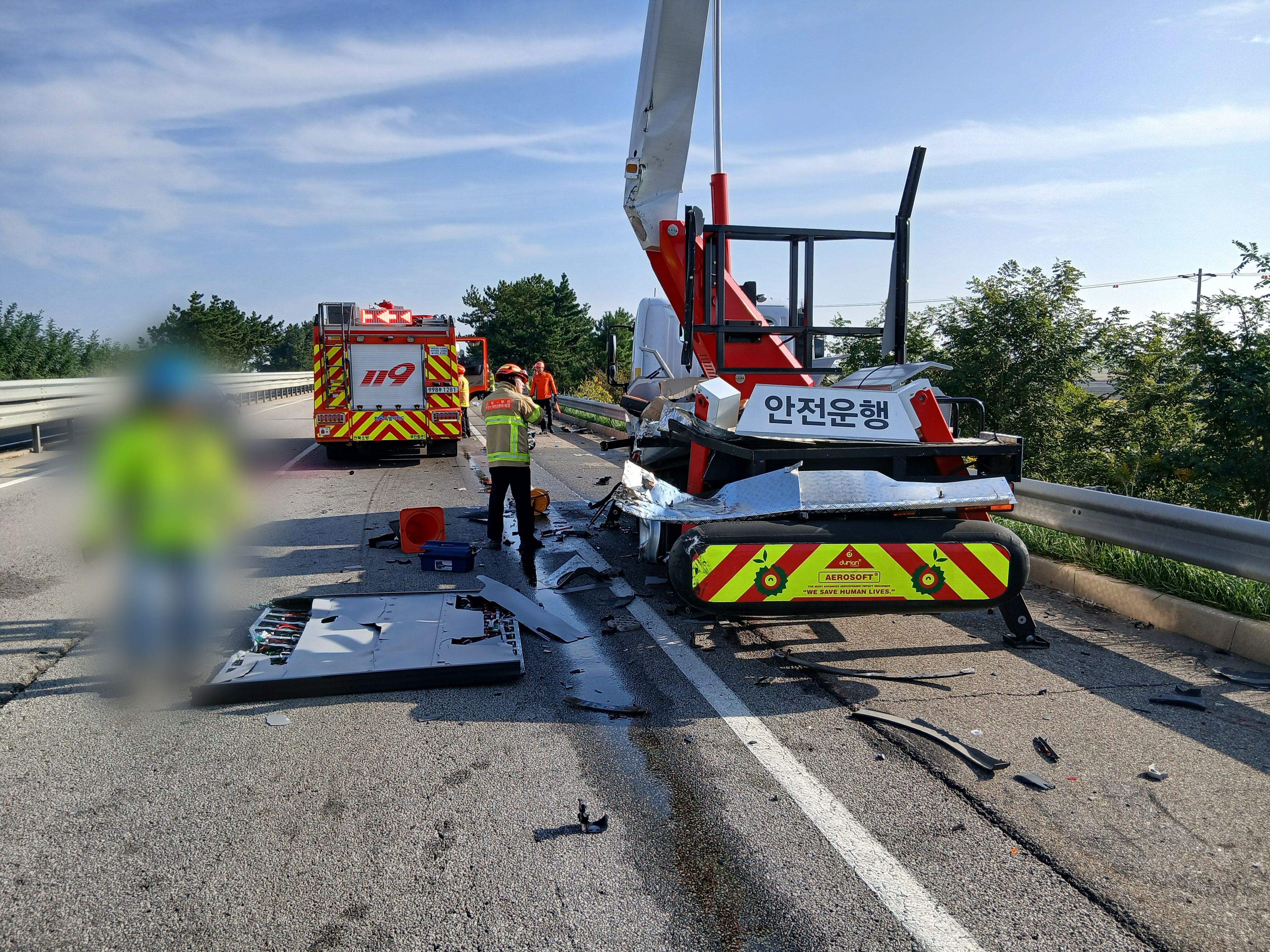 서해안고속도로서 24t 트럭에 30대 작업자 치어 사망