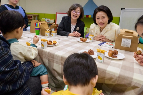 김혜경 여사, 한부모 가정 만나고 성남 전통시장도 방문