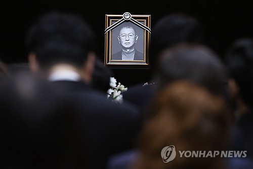 전유성 온라인카지노 경찰 벳무브훈장 수훈…딸 대리수훈 "마지막 업적 아닌 새로운 기억으로"
