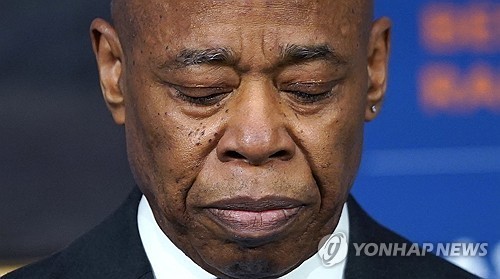 애덤스 뉴욕시장, 결국 '반 맘다니'로…쿠오모 후보 지지
