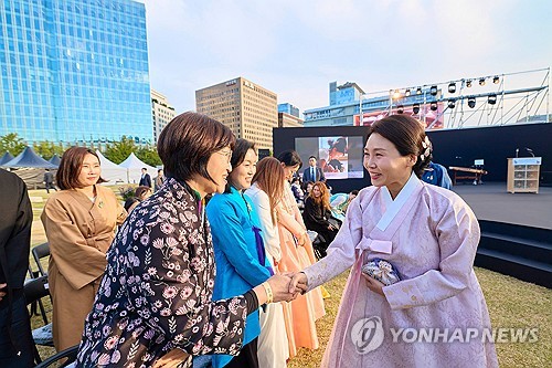 '온라인 카지노 불법해요' 팻말 든 김혜경 여사…"온라인 카지노 불법 매력 널리 알릴 것"