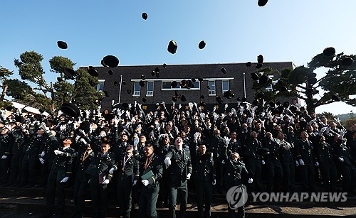 온라인카지노 롤링, 베레모 '단계적 폐지' 추진…"전투모를 기본 군모로"
