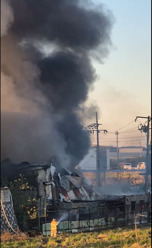 온라인카지노 사이트 벳무브 <em class='find'양촌읍</em 비닐수지 공장서 불…1시간 만에 불길 잡아