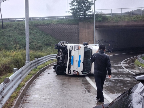 "어머니 구하고 홀연히 사라져"…차 사고 수습하고 떠난 영웅 정체는