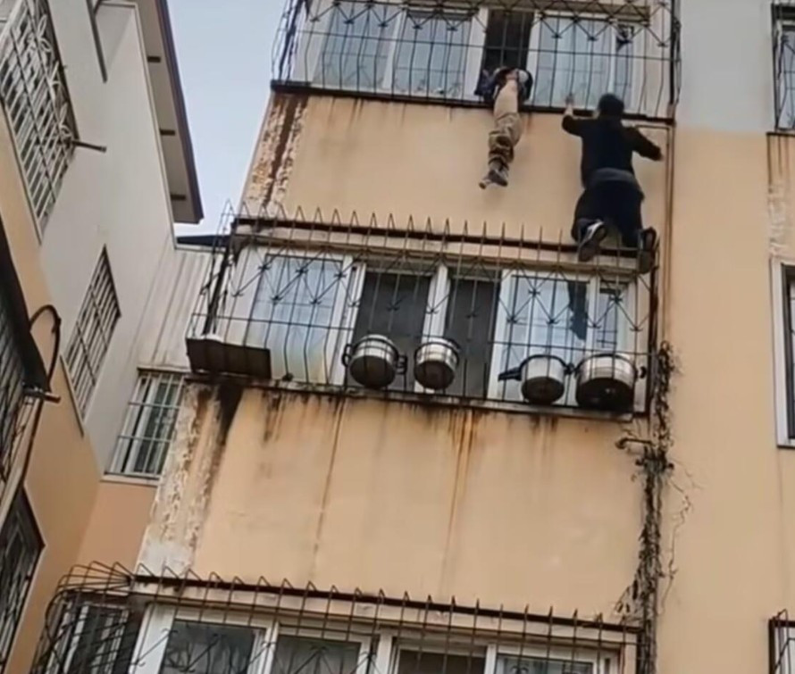 4층에 위태롭게 매달린 아이…맨손으로 올라가 구출한 중국 <em class='find'배달샌즈카지노</em