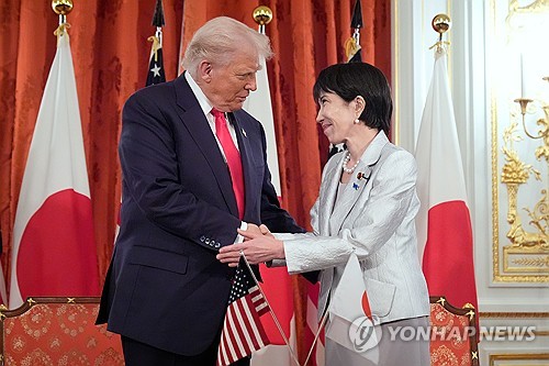미일 정상, 첫 회담서 '밀착' 과시…<em class='find'에볼루션 카지노 사이트상</em 추천·황금 골프공 선물도