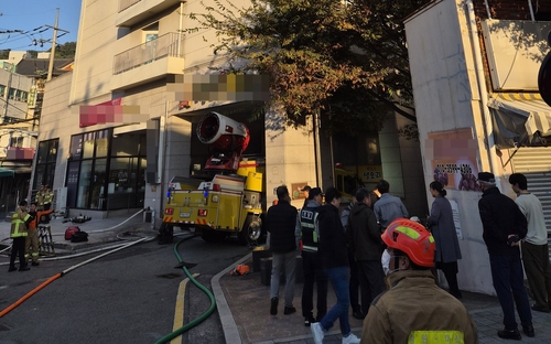 창원서 오피스텔 화재…15명 연기흡입·100명 대피