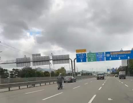 6차로 질주하는 킥보드에 누리꾼 '경악'…"뒤에 저승사자 탔을 듯"