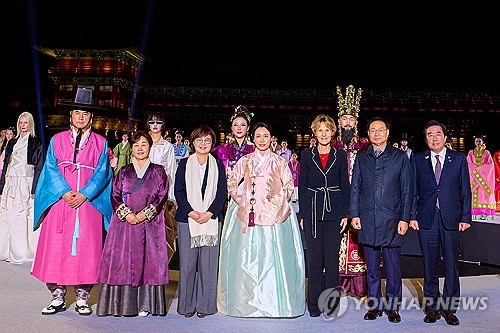 김혜경 여사, 캐나다 총리 부인과 '한복패션쇼' 관람