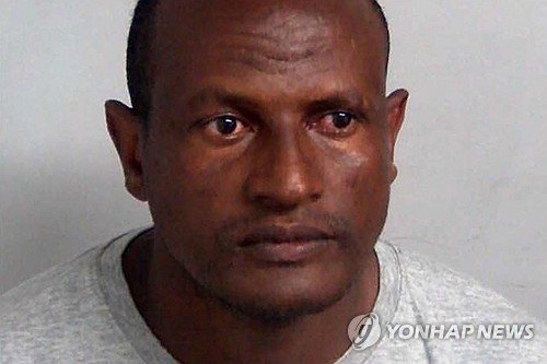 몹시 친절한 영국?…성범죄 불법 이민자 추방하며 돈까지