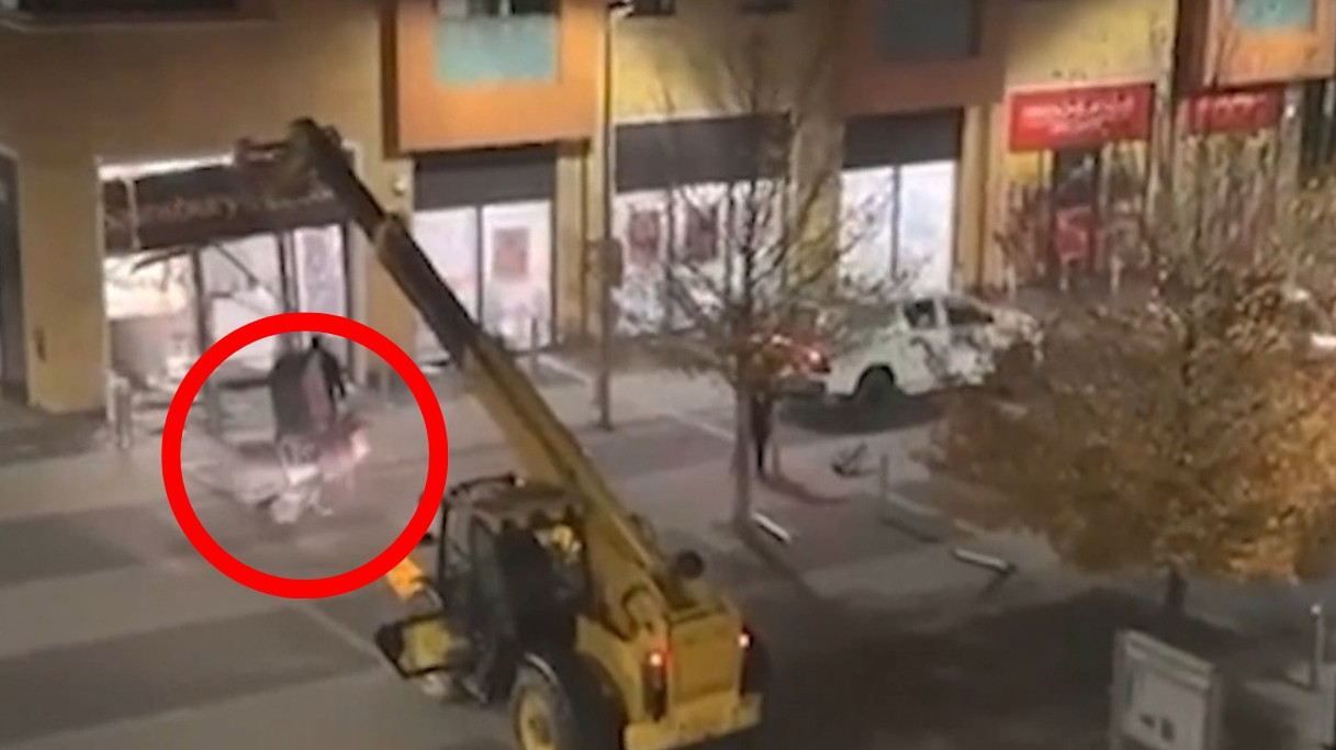 "ATM 뜯어내!"…영국서 크레인 동원한 황당 한국 온라인카지노극