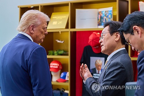 트럼프, 이 대통령에 야구공·방망이 선물…"온라인카지노 유니88적 유대"