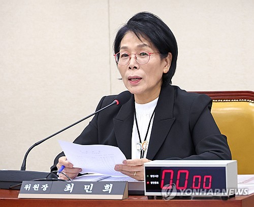 최민희, '딸 결혼식·MBC보도본부장 퇴장' 논란에 사과