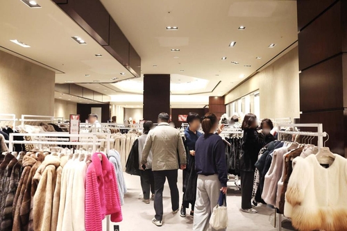 "최대 70% 싸다"…신세계百, 세이블 모피·밍크 카지노사이트 추천전