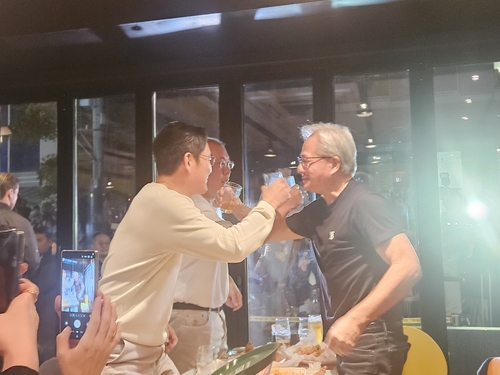 '치킨 발골'한 이재용·젠슨 황…"좋은 사람들끼리 한잔하는 게 행복"