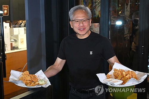 '한국치킨'에 반한 젠슨 황…K치킨·'소맥' 환상짝꿍 극찬