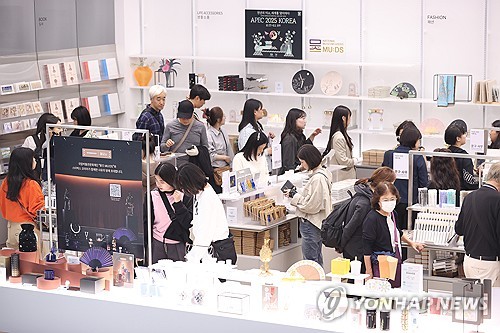 젠슨 황도 찾은 '뮷즈' 최고 실적…매출액 300억 돌파