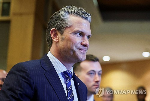 미중 국방, 첫 대면…美 "남중국해 中활동 심각 우려"