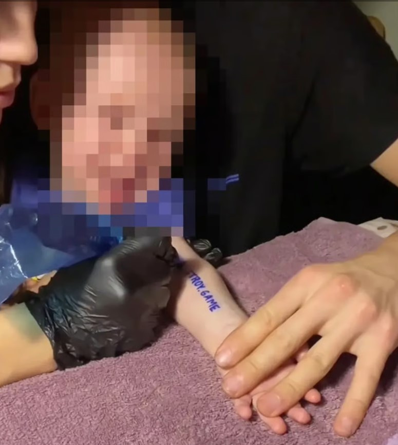 아기 울부짖는데 강제로 문신…9천만 원 건 러시아 '극한 챌린지' 논란