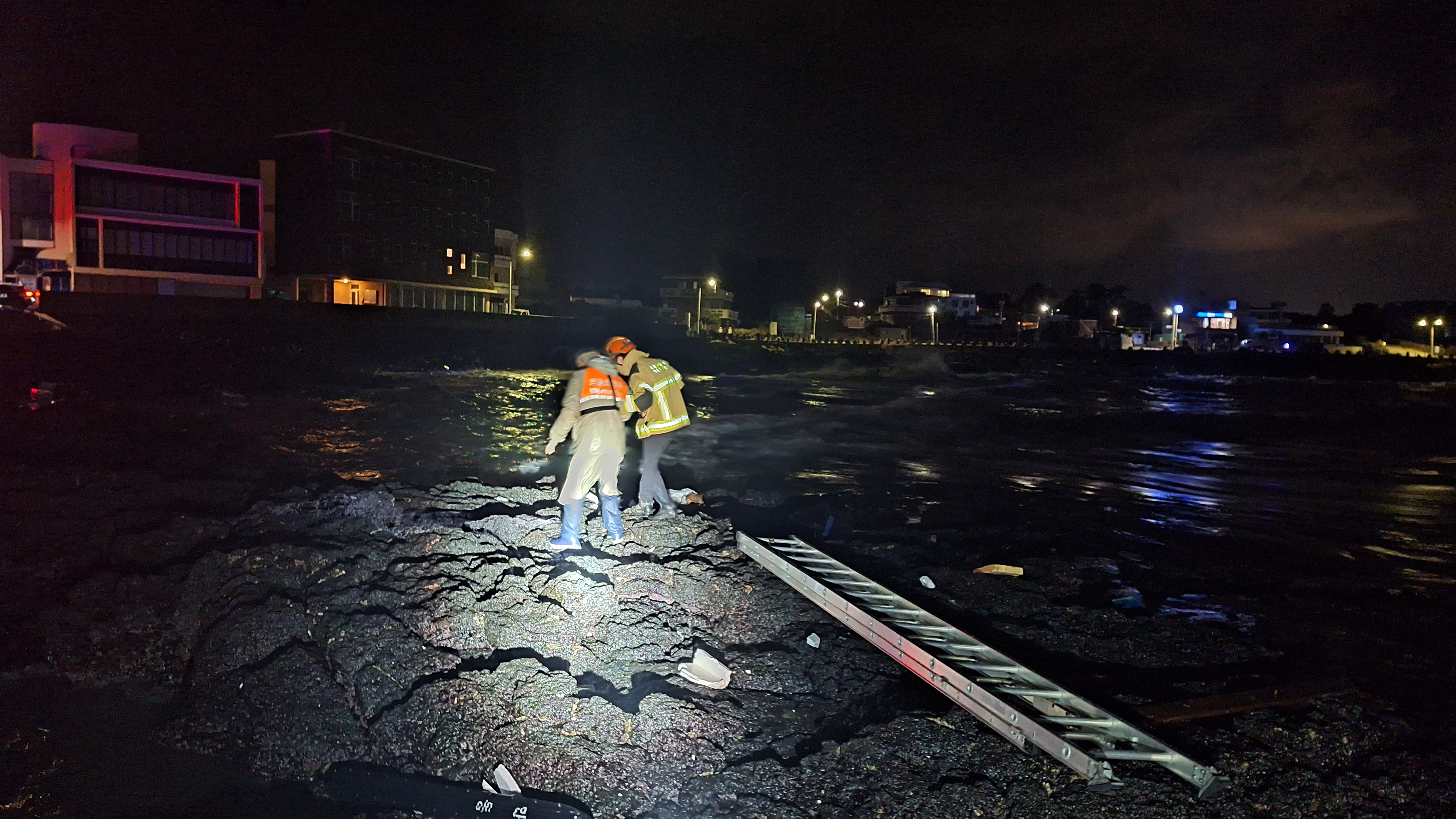 제주서 <em class='find'온라인카지노 콤프</em 갯바위 좌초…승선원 11명 구조