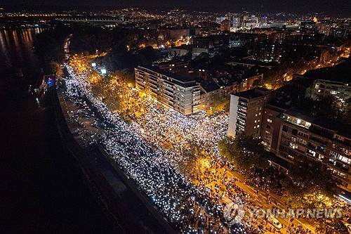 세르비아 기차역 붕괴 참사 1주기에 수만 명 추모 집회