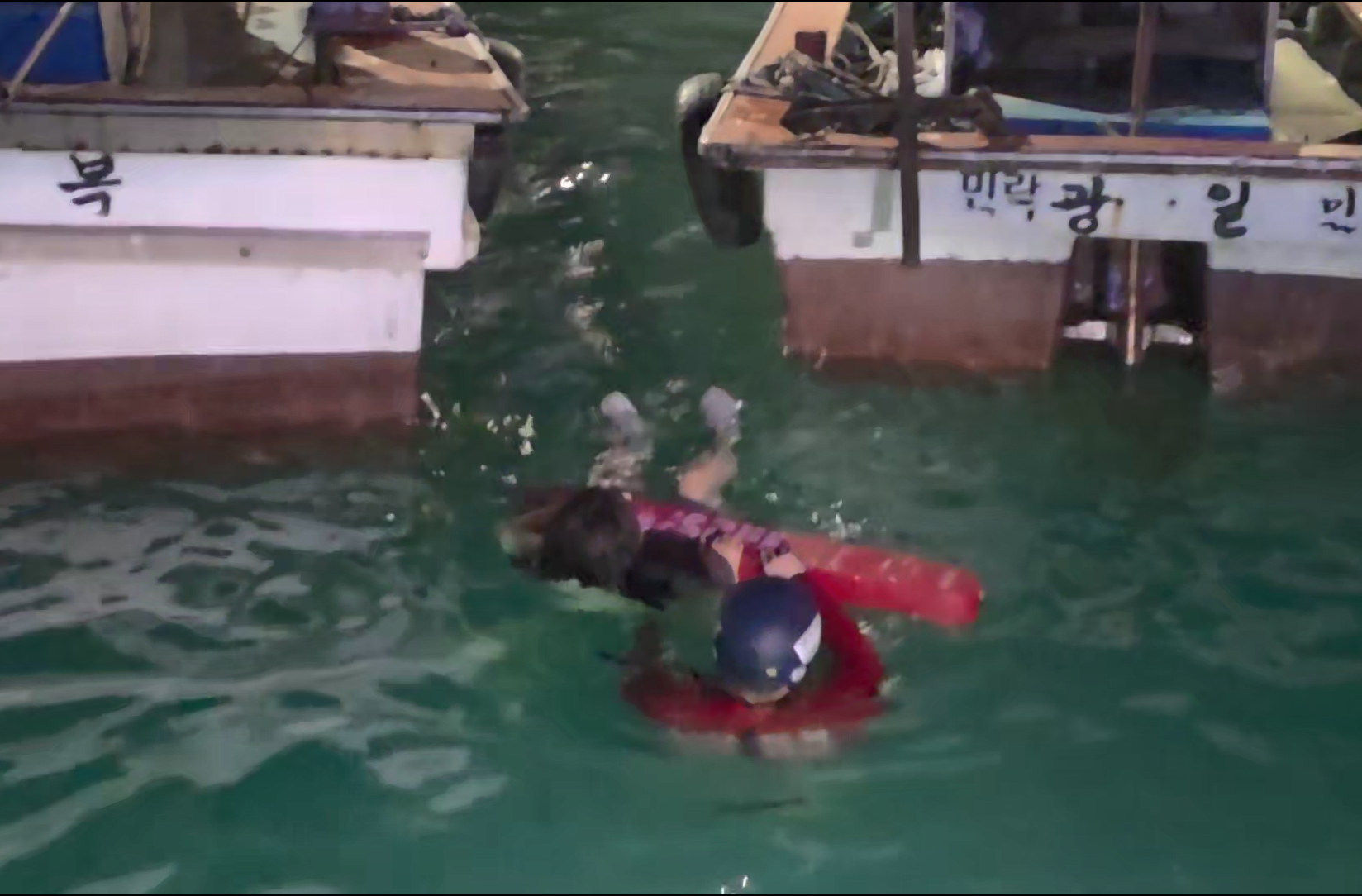 온라인카지노 합법 유니벳 민락항서 모녀 바다 추락…어머니는 스스로 나오고 딸은 구조